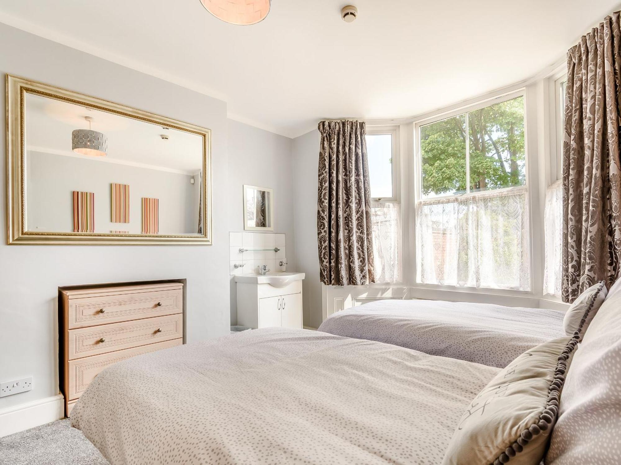 Queen Bs Bridlington Luaran gambar