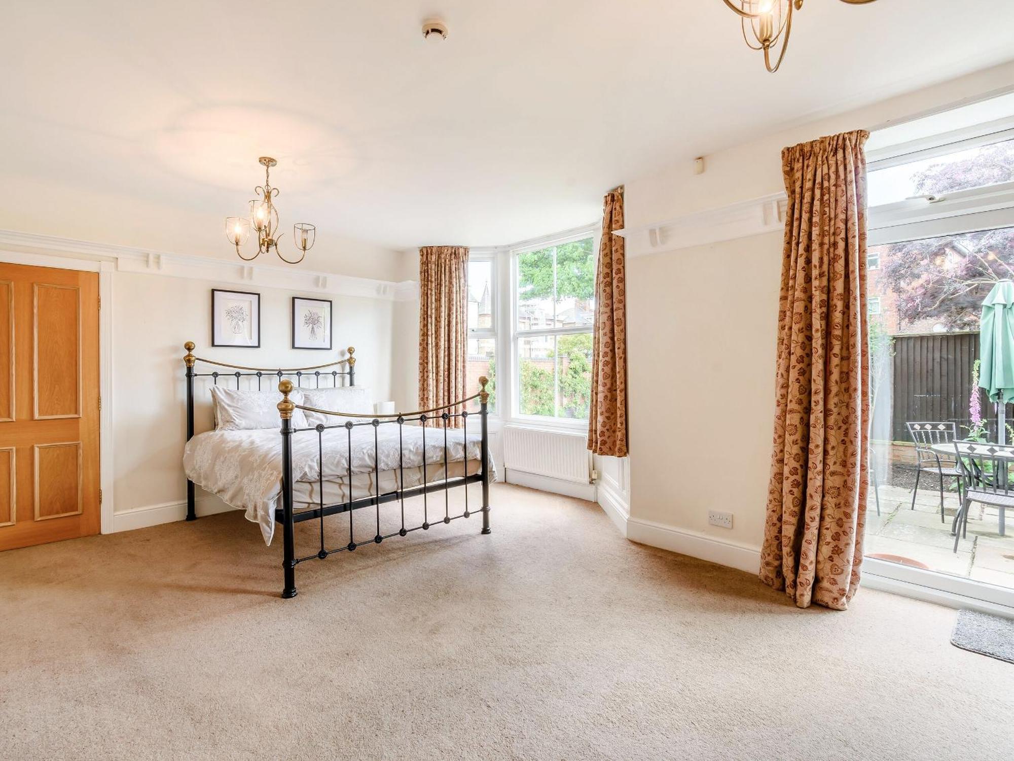 Queen Bs Bridlington Luaran gambar